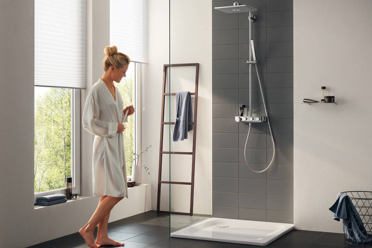 Drücken, Drehen, Duschen: Das System «Euphoria Smart Control» bietet smarte Technologie made in Germany in minimalistisch schlankem Design. Herzstück ist die kombinierte Druck- und Drehknopfbedienung mit Piktogrammen, die das intuitive Bedienen ermöglichen. Mit den Drehknöpfen lässt sich die Wassermenge regulieren. Per Knopfdruck wird die Strahlart ausgewählt. Der Thermostat sorgt für eine hochpräzise Temperaturregelung und dank «CoolTouch»-Technologie wird die Chromoberfläche des Bedienelements nicht zu heiss. Auf der Duschablage «EasyReach» ist Platz für Shampoo und Duschgel. Die Kopfbrause gibt es rund oder eckig. Grohe.