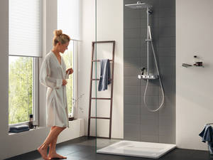 Drücken, Drehen, Duschen: Das System «Euphoria Smart Control» bietet smarte Technologie made in Germany in minimalistisch schlankem Design. Herzstück ist die kombinierte Druck- und Drehknopfbedienung mit Piktogrammen, die das intuitive Bedienen ermöglichen. Mit den Drehknöpfen lässt sich die Wassermenge regulieren. Per Knopfdruck wird die Strahlart ausgewählt. Der Thermostat sorgt für eine hochpräzise Temperaturregelung und dank «CoolTouch»-Technologie wird die Chromoberfläche des Bedienelements nicht zu heiss. Auf der Duschablage «EasyReach» ist Platz für Shampoo und Duschgel. Die Kopfbrause gibt es rund oder eckig. Grohe.