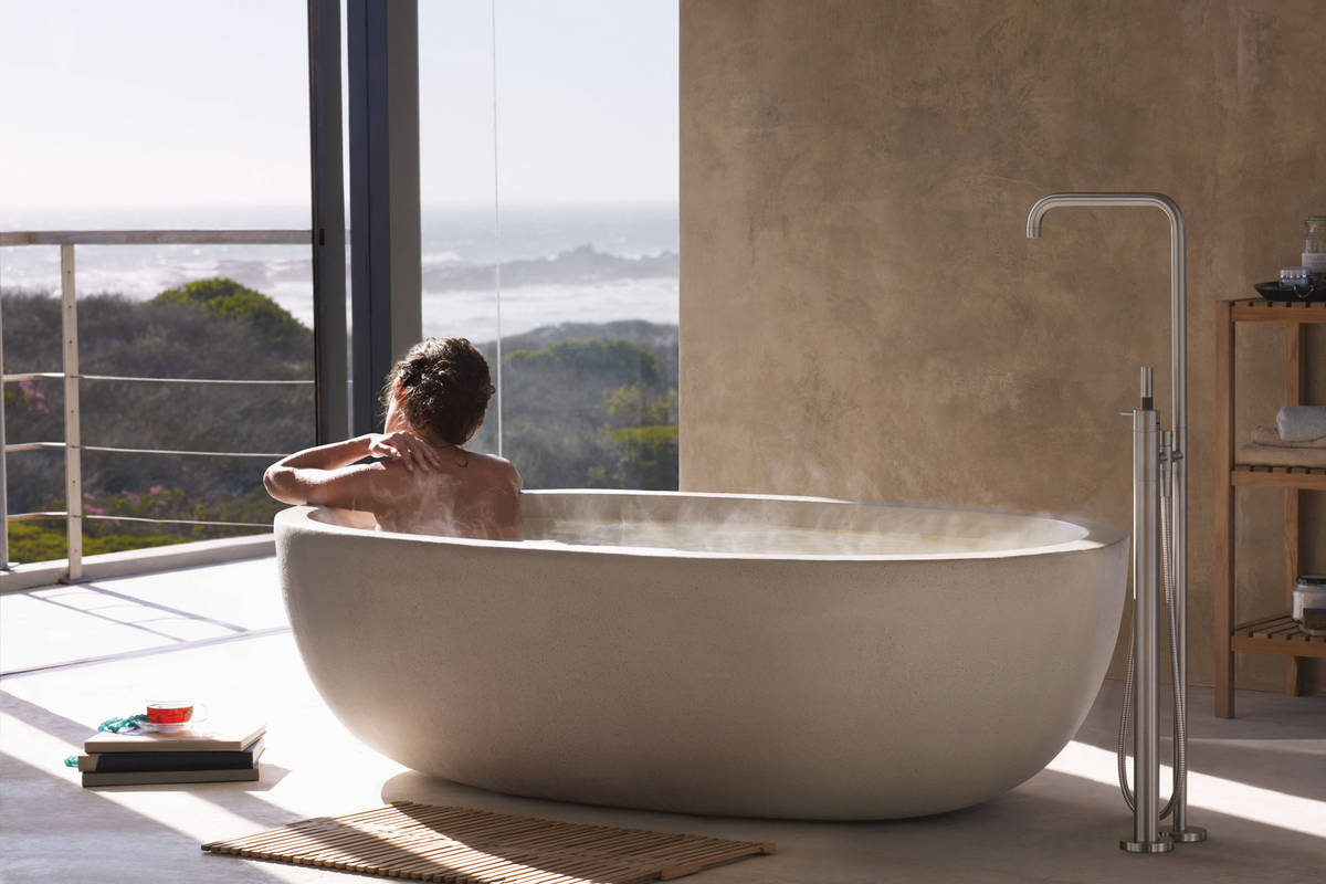 Die mehrfach ausgezeichnete freistehende Wannenarmatur «FS1» wurde für Bäder entworfen, in denen die Wanne prominent im Raum steht. Vola.