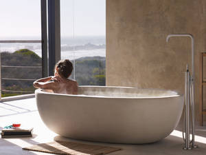 Die mehrfach ausgezeichnete freistehende Wannenarmatur «FS1» wurde für Bäder entworfen, in denen die Wanne prominent im Raum steht. Vola.