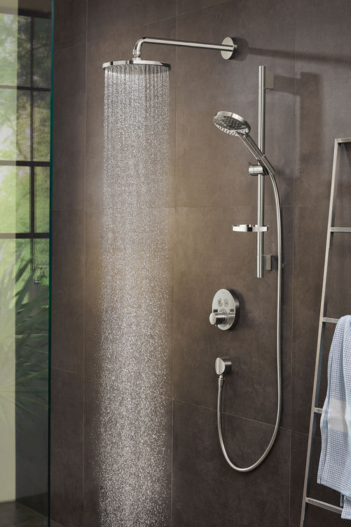 Sanftes Duschvergnügen: «Power Rain» nennt Hansgrohe die im eigenen Labor entwickelte Strahlart, die die Haut sanft streichelt und dabei bis zu 20 Pozent Wasser spart. Ultrafeine Tröpfchen benetzen den Körper grossflächig, der zarte Duschstrahl verspricht Entspannung und spritzt weniger. Das ist besonders bei einer offenen Badgestaltung und bei Walk-In-Duschen von Vorteil: Die Reinigung ist schneller erledigt. Hansgrohe.