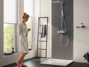 Rund oder eckig: Die mehrstrahlige Kopfbrause des Systems «Euphoria Smart Control» überzeugt durch minimalistisches Design, mehrere Strahlarten und die patente Druck- und Drehknopfbedienung. Grohe.