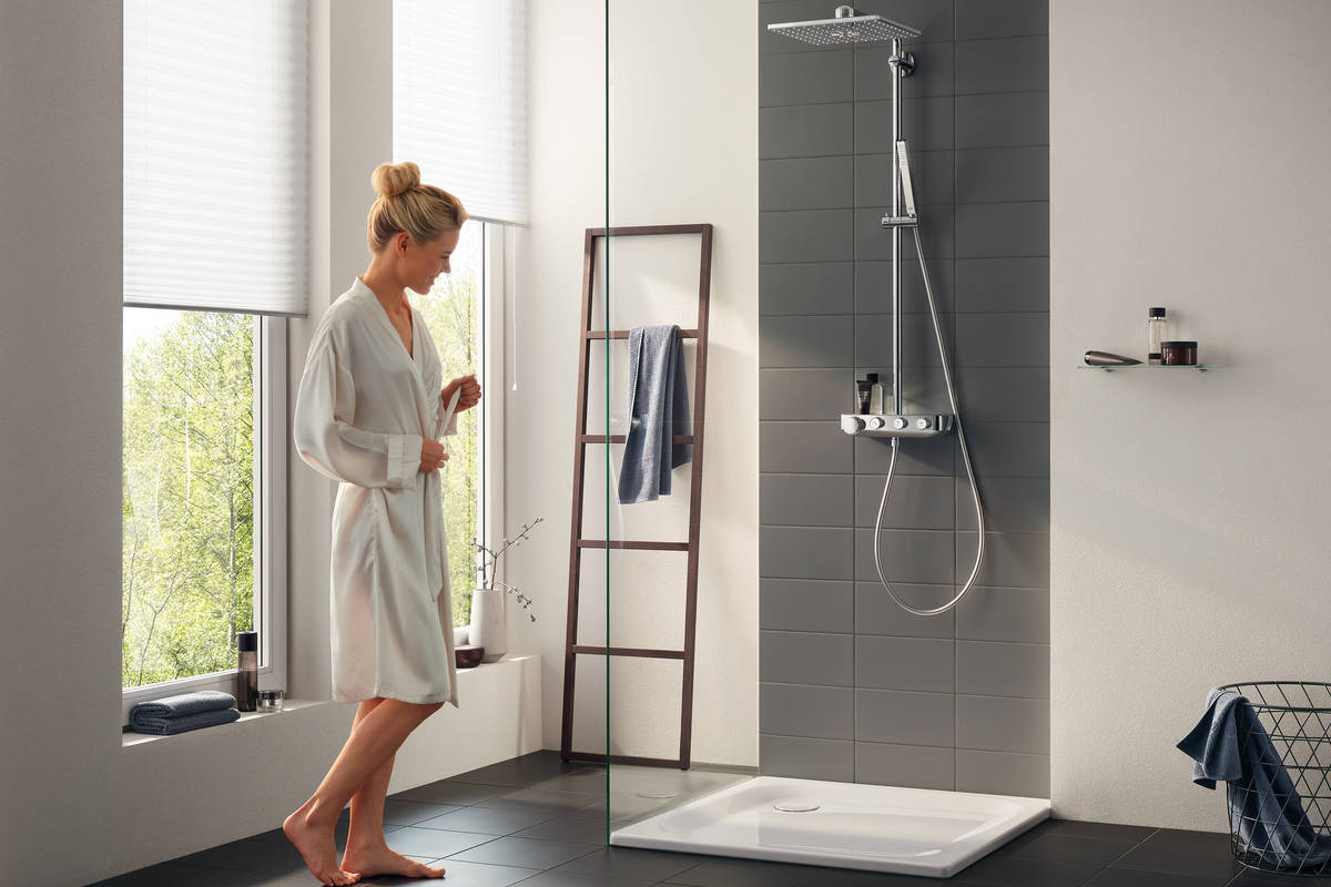 Rund oder eckig: Die mehrstrahlige Kopfbrause des Systems «Euphoria Smart Control» überzeugt durch minimalistisches Design, mehrere Strahlarten und die patente Druck- und Drehknopfbedienung. Grohe.