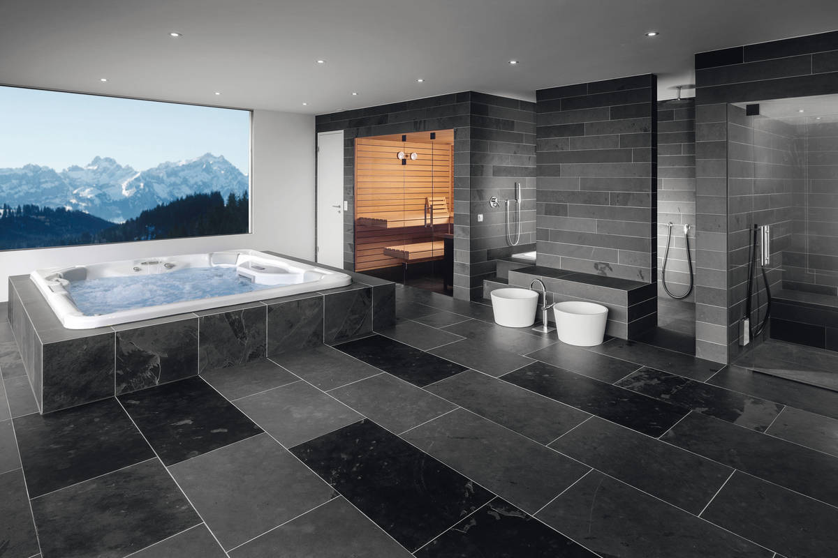 Grosszügige Wellnesslandschaft mit Dampfbad, Dusche und Wärmebank mit Fussbecken. Fitness-Partner AG.