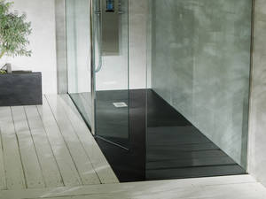 Schieferoptik in Weiss, Betonoptik, Anthrazit oder Schwarz passt in jedes Farbkonzept. Der Duschboden «RoPlaia» vermittelt das Gefühl von Sandstrand unter den Füssen. Romay AG.