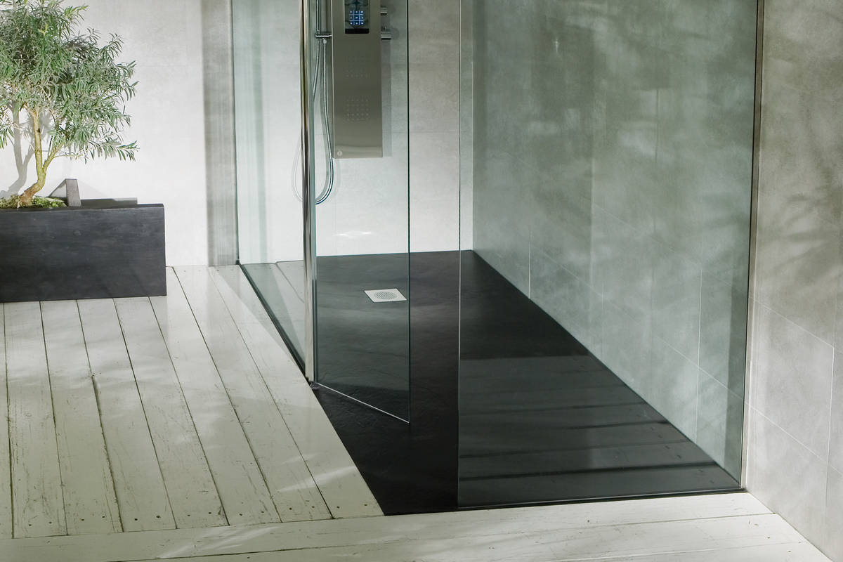 Schieferoptik in Weiss, Betonoptik, Anthrazit oder Schwarz passt in jedes Farbkonzept. Der Duschboden «RoPlaia» vermittelt das Gefühl von Sandstrand unter den Füssen. Romay AG.