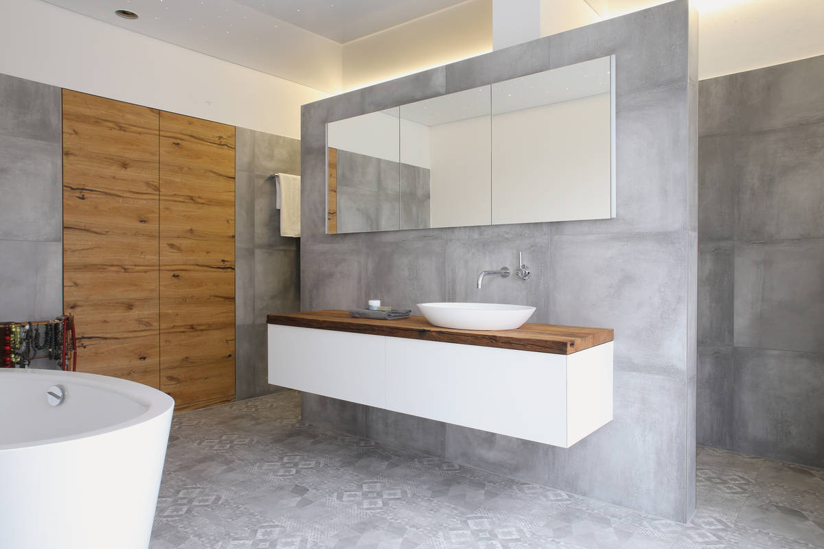 Alt und Neu, gekonnt kombiniert: Wandhängendes Möbel mit einer Massivholzabdeckung in Altholz, aus der Werkstatt von Loosli.