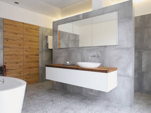 Alt und Neu, gekonnt kombiniert: Wandhängendes Möbel mit einer Massivholzabdeckung in Altholz, aus der Werkstatt von Loosli.