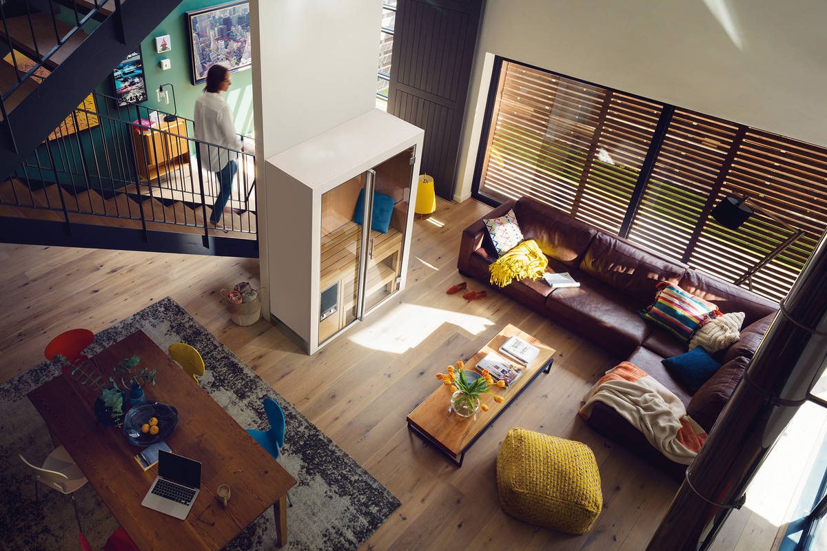 Wenn Platz und Budget eher knapp sind: Die ausfahrbare Sauna «S1 Manuell» passt fast immer. Sie braucht nicht mehr Platz als ein Schrank. Klafs AG.