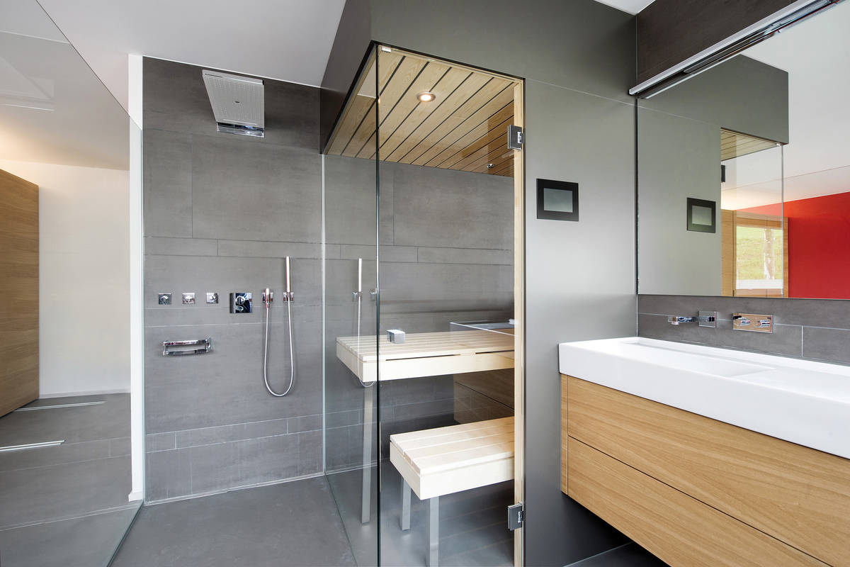 Viel Komfort auf kleinem Raum: Der Saunakubus mit zwei rahmenlosen Glasfronten ist mit Touchscreen-Steuerung, integrierten Lautsprechern und stimmungsvollen Leuchtspots ausgestattet. Küng Wellness.