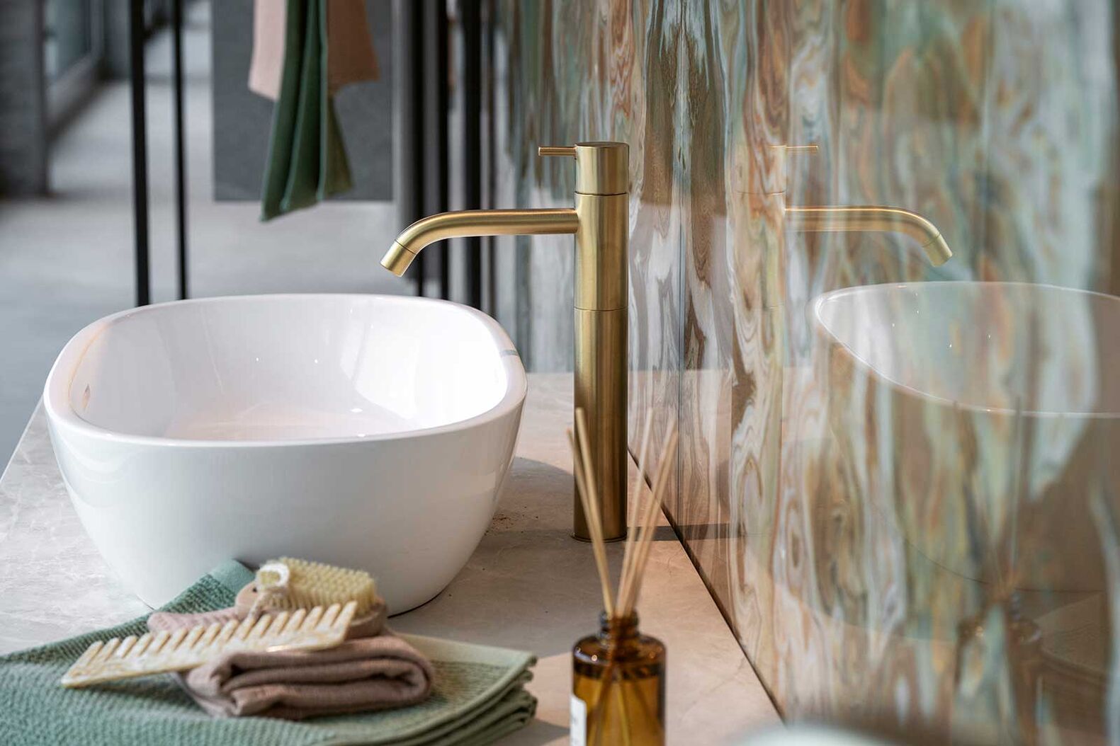 Bad(t)räume, die echte Lebensqualität schaffen – das erwartet Besucher in den Ausstellungswelten bei der Hug Baustoffe AG. In Altendorf, Dietikon, Elsau, Volketswil oder Hinwil können eine breite Auswahl zeitloser Badezimmer-Klassiker sowie verschiedene spannende Designelemente besichtigt werden. Hug Baustoffe AG, www.hug-baustoffe.ch