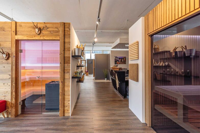 Im Showroom in Dättwil bei Baden kann man sich nicht nur beraten lassen, sondern auch verschiedene Materialien und Modelle besichtigen. So ist die eigene Sauna bereits greifbarer.
