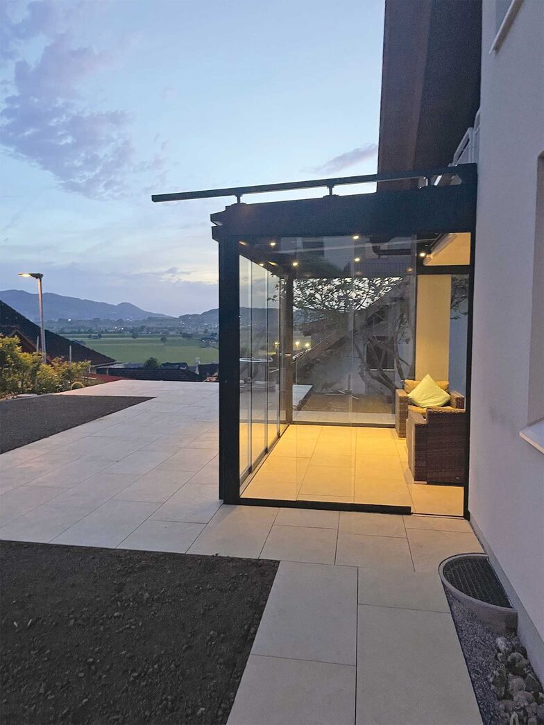 Transparenter Wetterschutz: Behagliche Wärme dank einer hochwertigen Sitzplatzverglasung. Die Firma Zubag installiert auf dem Balkon oder der Terrasse einen transparenten Wetterschutz, der Wind und Regen fernhält. Die Verglasung dämpft Aussengeräusche und sorgt für mehr Ruhe und Erholung.  Zubag Wintergärten-Metallbau AG, www.zubag.ch