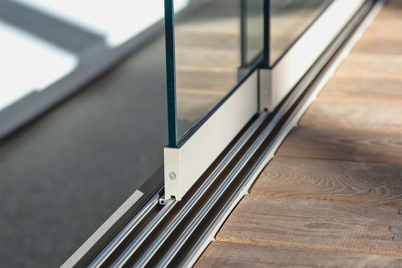 ... Die flachen Laufschienen sind kaum sichtbar und lassen die Glasschiebewände sanft hin- und her gleiten. Ein offenes, lichtdurchflutetes Raumgefühl entsteht.  Renson, www.renson.net