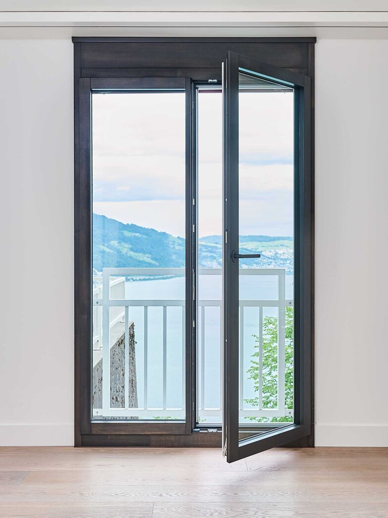 Weitblick: Das Fenstersystem «NF1» von 4B setzt auf schmale Rahmen mit viel Glas, wodurch Räume heller wirken und Fassaden ruhiger erscheinen. Von flächenbündigen Designvarianten bis zur XXL-Ausführung deckt es unterschiedliche architektonische Ansprüche ab.  4B AG, www.4-b.ch