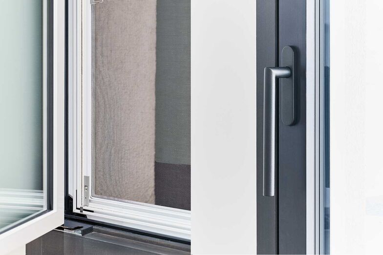 Schweizer Innovation: Moderne Architektur verlangt Fenster, die Leichtigkeit und Licht verkörpern. Die «NF1»-Fenster von 4B überzeugen durch eine klare Linienführung, eine gute Dämmung und einen effektiven Schallschutz. Die stabile Konstruktion macht das Zuhause einbruchsicher. Sie wird aus Holz und Metall in der Schweiz gefertigt.  4B AG, www.4-b.ch