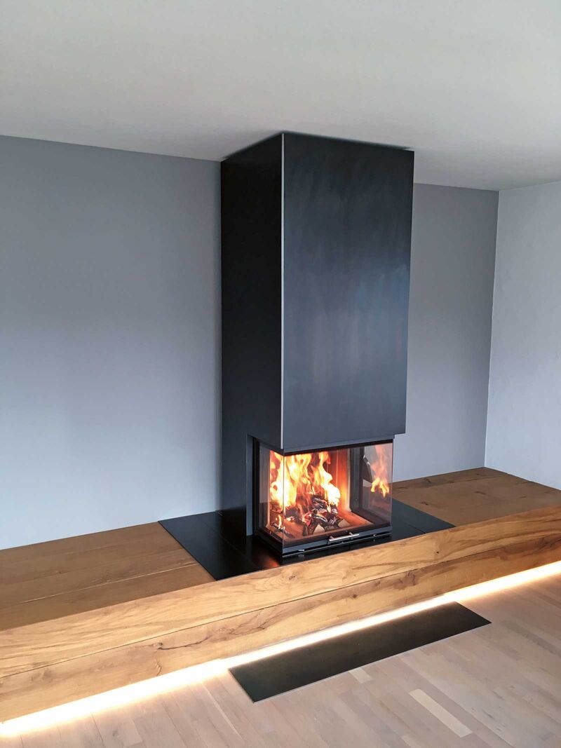 Dank der eigenen Produktion kann Baumann flexibel auf Kundenwünsche eingehen. Ob kompakter Ofen für die Stadtwohnung oder leistungsstarke Stückholzheizung für ein ganzes Haus – das Sortiment deckt ein breites Spektrum ab.