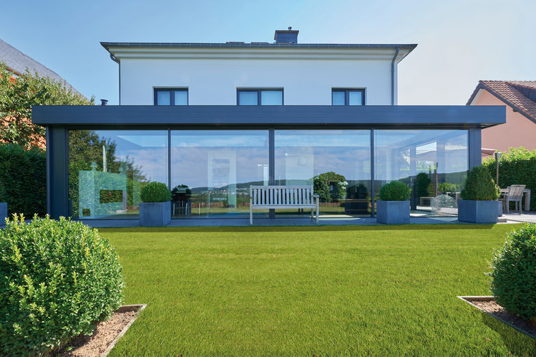 Wohnraumerweiterung ganz im Trend der zeitgenössischen Architektur. Glasshouse/Atrium-Design AG.