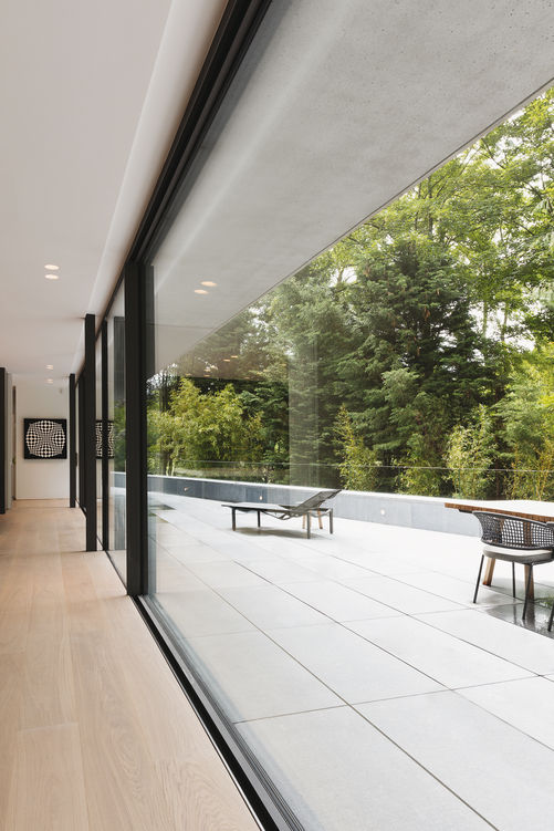 Im ultraschlanken Design präsentiert sich das rahmenlose Schiebesystem «Hi-Finity». Es überzeugt durch flexible Anwendungsmöglichkeiten und eine hohe Energieeffizienz. Reynaers Aluminium AG.