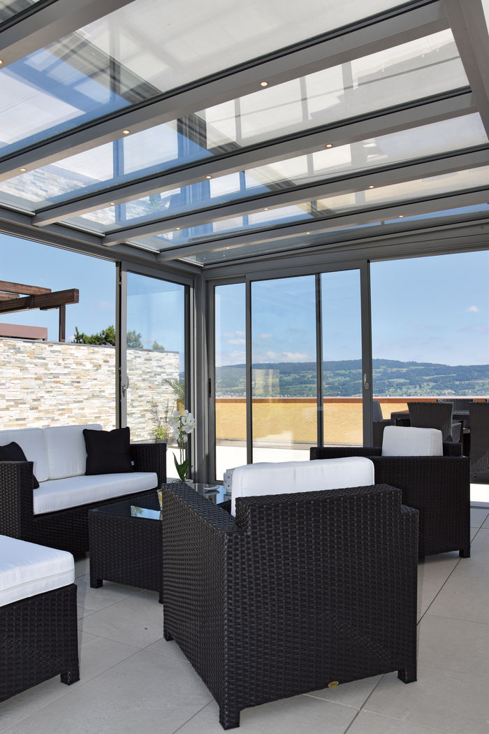 Bei kubischen Neubauten mit einspringenden Gebäudeteilen sind einfache Loggiaverglasungen gefragt. Movitec.