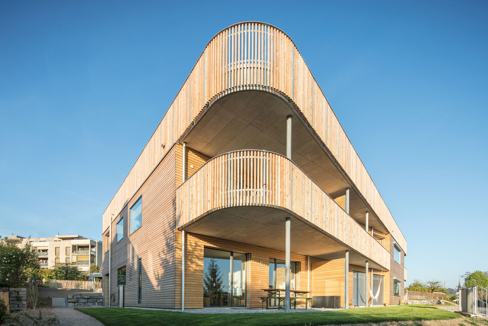 Ein markantes Gebäude hat die Beer Holzbau AG im Minergie-Standard in Bolligen erbaut.