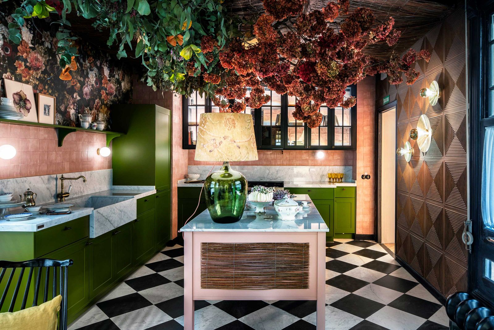 Holz, Stein, Weidengeflecht und Leinen mit einem Hauch von Vintage und reiner Handwerkskunst: Küche, kuratiert von Dosde Interiorismo.