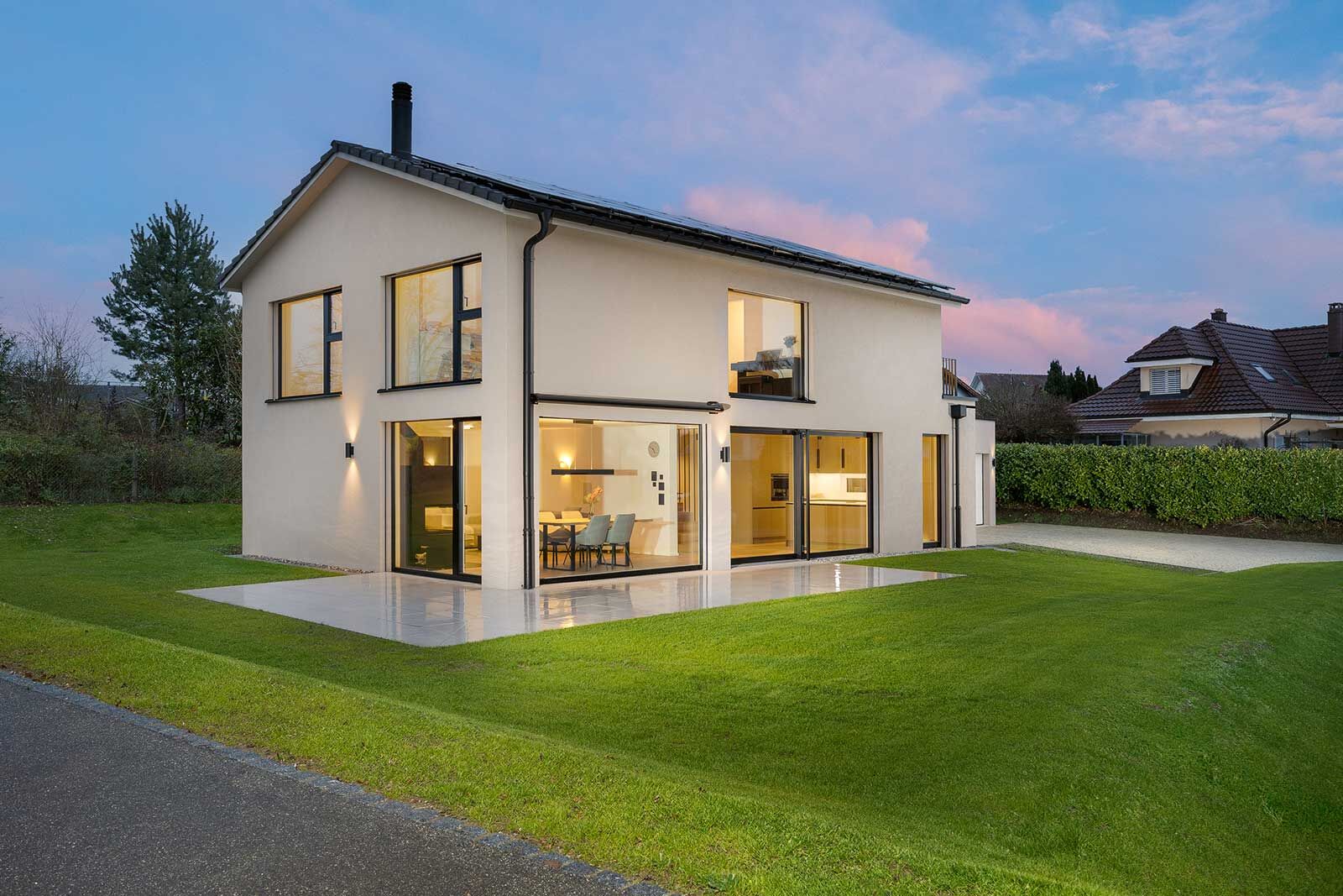 Das Einfamilienhaus mit seinen grossen Fenstern ­präsentiert ein stimmiges Gesamtkonzept.