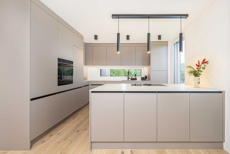 Ein Lichtband bei der Küchenzeile bringt zusätzliches Tageslicht.