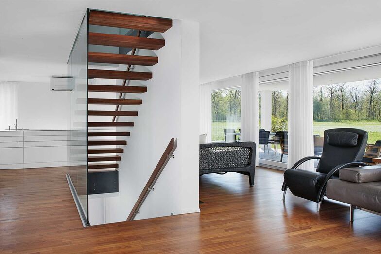 Ein Highlight ist die schwebende Treppe mit Glasabschluss.
