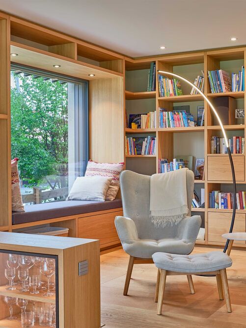 An das Wohnzimmer grenzt ein Lesezimmer mit gemütlichem Sitzfenster an.