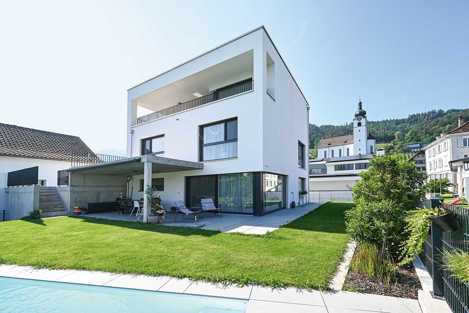 Klare Linien, durchdachte Proportionen: Der kubische Baukörper bietet viele Rückzugsmöglichkeiten für die junge Familie.