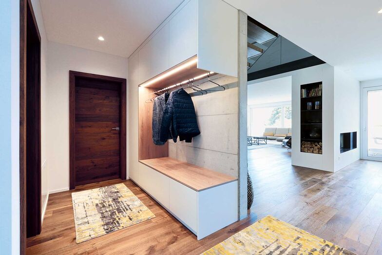 Der hochwertige Innen­ausbau erzeugt schon beim Eingang Wohlbefinden.