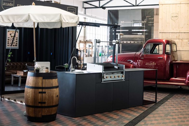 Aussenküchen von Azado sind dank der Keramikfliessen wetterfest.