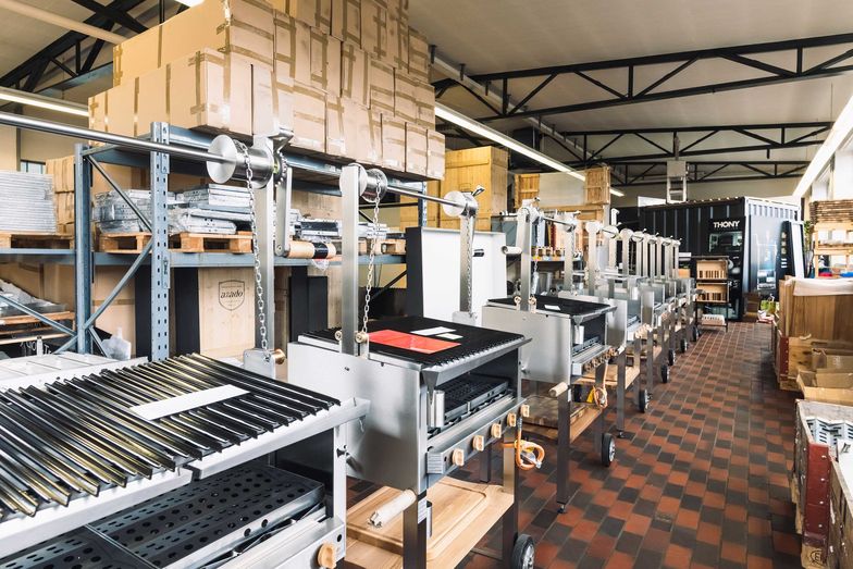 In der Werkstatt stehen die fertigen Grills bereit.