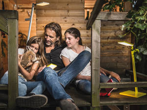 Kabellos: Die zündende Idee kam dem Unternehmer Dietrich F. Brennenstuhl beim Bau eines Baumhauses. Seine kabellosen Leuchten sind mit Hochleistungs-akkus ausgestattet und geben unabhängig vom Stromnetz bis zu 100 Stunden Licht. Im Baumhaus, auf der Terrasse, wo immer man will. Nimbus Group GmbH.