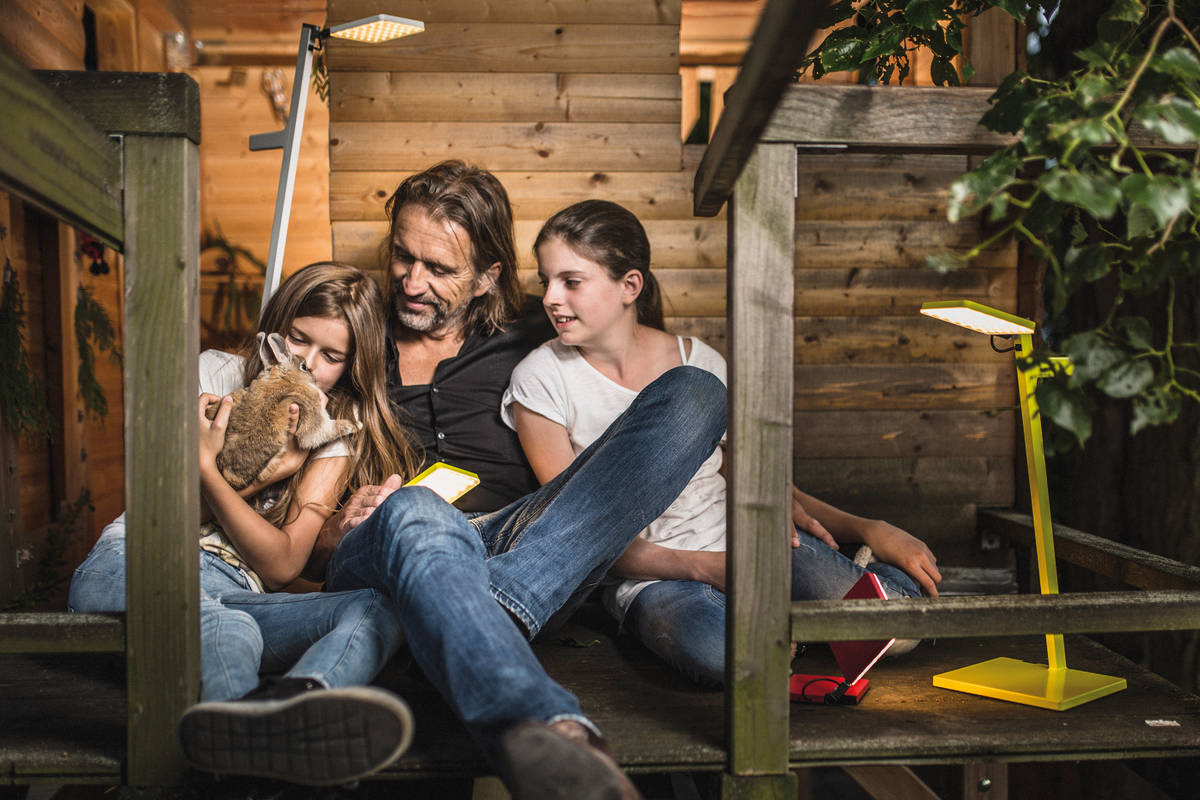 Kabellos: Die zündende Idee kam dem Unternehmer Dietrich F. Brennenstuhl beim Bau eines Baumhauses. Seine kabellosen Leuchten sind mit Hochleistungs-akkus ausgestattet und geben unabhängig vom Stromnetz bis zu 100 Stunden Licht. Im Baumhaus, auf der Terrasse, wo immer man will. Nimbus Group GmbH.