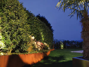 Einfach installiert: Diese stromsparenden LED-Leuchten können fixfertig geliefert werden. Die Kabel haben die richtige Länge, die Anschlüsse an den Lampen sind wasserdicht und es muss kein Trafo vorgeschaltet werden. Mein Topf GmbH.