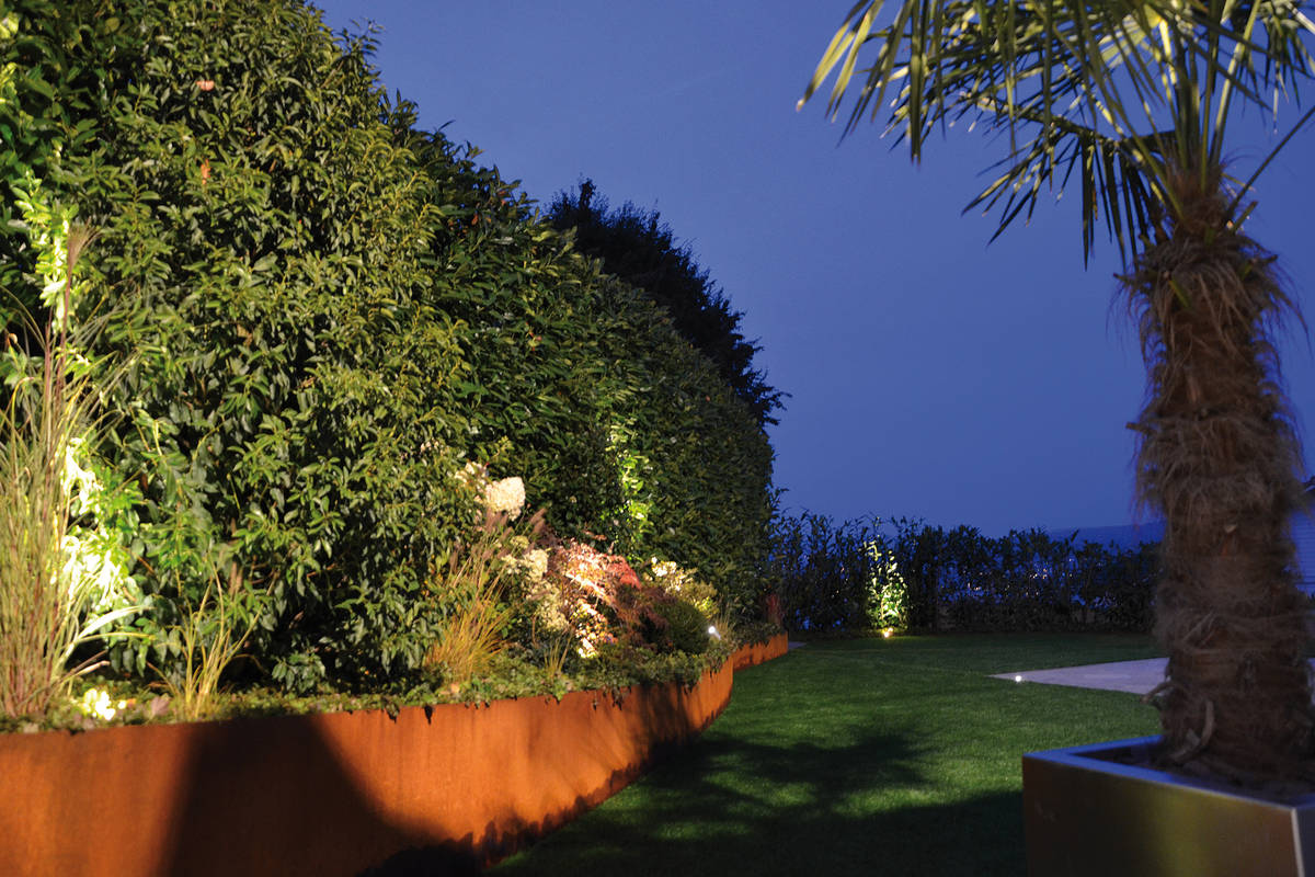 Einfach installiert: Diese stromsparenden LED-Leuchten können fixfertig geliefert werden. Die Kabel haben die richtige Länge, die Anschlüsse an den Lampen sind wasserdicht und es muss kein Trafo vorgeschaltet werden. Mein Topf GmbH.