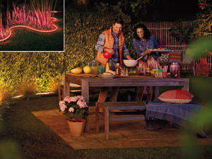 Farbspektakel: Der flexible «Lightstrip» ergänzt das «Hue»-Sortiment für den Aussenbereich und setzt Akzente, wo andere Aussenleuchten nicht möglich sind: an Decken, Wänden und sogar auf dem Balkongeländer. Das Farbspiel reicht von Weisstönen bis zu einer Auswahl von 16 Millionen Farben. «Hue Outdoor Lightstrip», Signify/Philips.