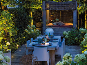 Schrittweise erweitern: Wer kein Budget für einen umfassenden Beleuchtungsplan hat, fängt bei der 12-Volt-Niederspannungsbeleuchtung zum Beispiel nur mit mit zwei Aussenspots an. Weitere Lampen können später ergänzt werden. «in-lite», Green Style Holland GmbH.