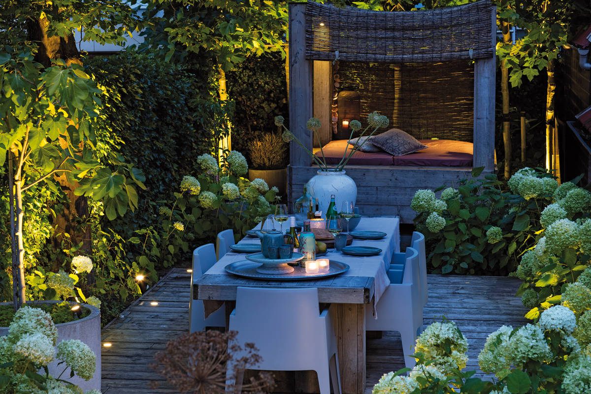 Schrittweise erweitern: Wer kein Budget für einen umfassenden Beleuchtungsplan hat, fängt bei der 12-Volt-Niederspannungsbeleuchtung zum Beispiel nur mit mit zwei Aussenspots an. Weitere Lampen können später ergänzt werden. «in-lite», Green Style Holland GmbH.