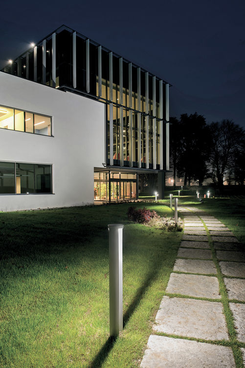 Gezielt ausgerichtet: Poller «Ryo» lenkt das Licht gezielt auf den Boden, mit ein- oder zweiflammiger Lichtabstrahlung um 180 Grad. Mit Vierpunkt-Befestigung und stabilem Gehäuse ist die Leuchte vandalensicher. Sie eignet sich auch für öffentliche Plätze. Ai-concept GmbH.