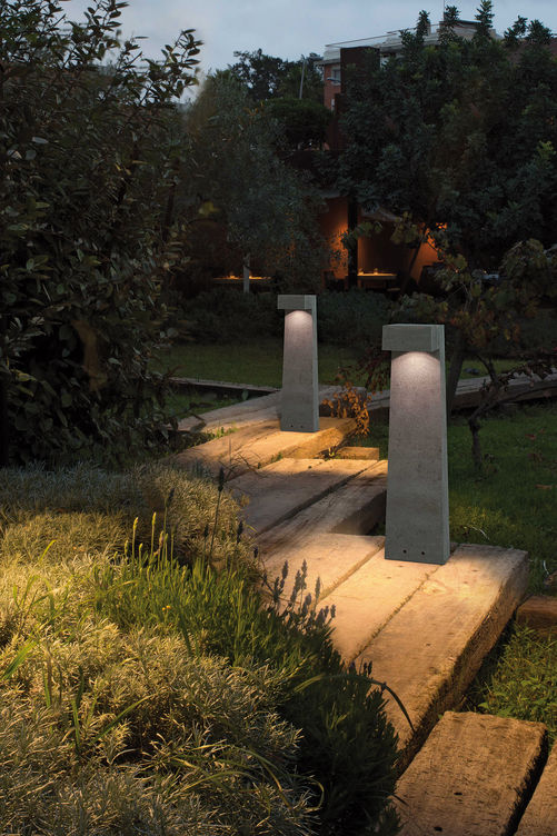 Für sicheren Tritt: Europas führender Online-Spezialist für Lampen und Leuchten hat auch für den Aussenbereich ein breites Sortiment. Wegleuchten wie «Simenti» sorgen dafür, dass niemand im Dunkeln tappen muss. Für den bedarfsgerechten Einsatz können sie mit einem Bewegungsmelder kombiniert werden. Lampenwelt.