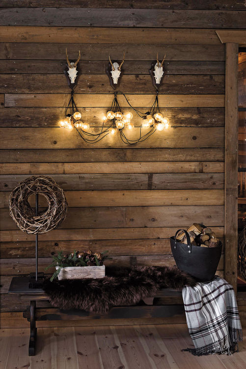 Stimmungsvolle Lichterketten: Nicht nur zur Weihnachtszeit sind Lichterketten wunderbar vielseitig einsetzbar. Die bernsteinfarbene LED-Kette «Biergarten» ist ein schönes Hintergrundlicht auf Terrasse und Balkon. Lampenwelt.