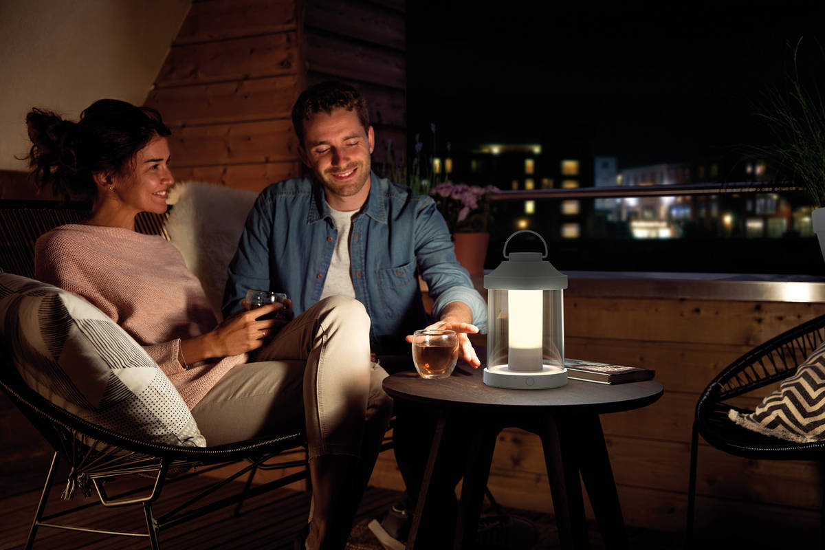 Jederzeit tragbar: Tragbar, dimmbar und mit zuschaltbarem, stimmungsvoll flackerndem Kerzenlichteffekt: Die LED-Laterne «Abelia» ist vielseitig einsetzbar. Das warmweisse Licht lässt sich stufenlos dimmen. Der integrierte Akku hält bei voller Lichtleistung rund vier Stunden und lässt sich per USB-Kabel wieder aufladen. Design-Varianten in Schwarz, Weiss, Rot, Grün oder Pastellgrün. Philips Lighting Switzerland.
