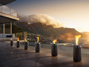 Gelfeuer: Der Edelstahlspezialist Blomus hat viele schöne Produkte für den Aussen- bereich im Sortiment. Darunter auch die Gelfeuerstelle «Luna», die hier am Rand der Terrasse für eine stimmungsvolle Beleuchtung sorgt. Besonders spektakulär wirkt die Szenerie natürlich, wenn dem Abend gleich eine ganze Reihe von Glanzlichtern aufsetzt wird. Blomus GmbH.