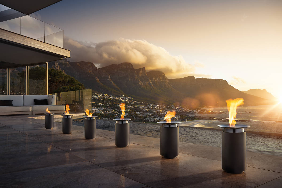 Gelfeuer: Der Edelstahlspezialist Blomus hat viele schöne Produkte für den Aussen- bereich im Sortiment. Darunter auch die Gelfeuerstelle «Luna», die hier am Rand der Terrasse für eine stimmungsvolle Beleuchtung sorgt. Besonders spektakulär wirkt die Szenerie natürlich, wenn dem Abend gleich eine ganze Reihe von Glanzlichtern aufsetzt wird. Blomus GmbH.