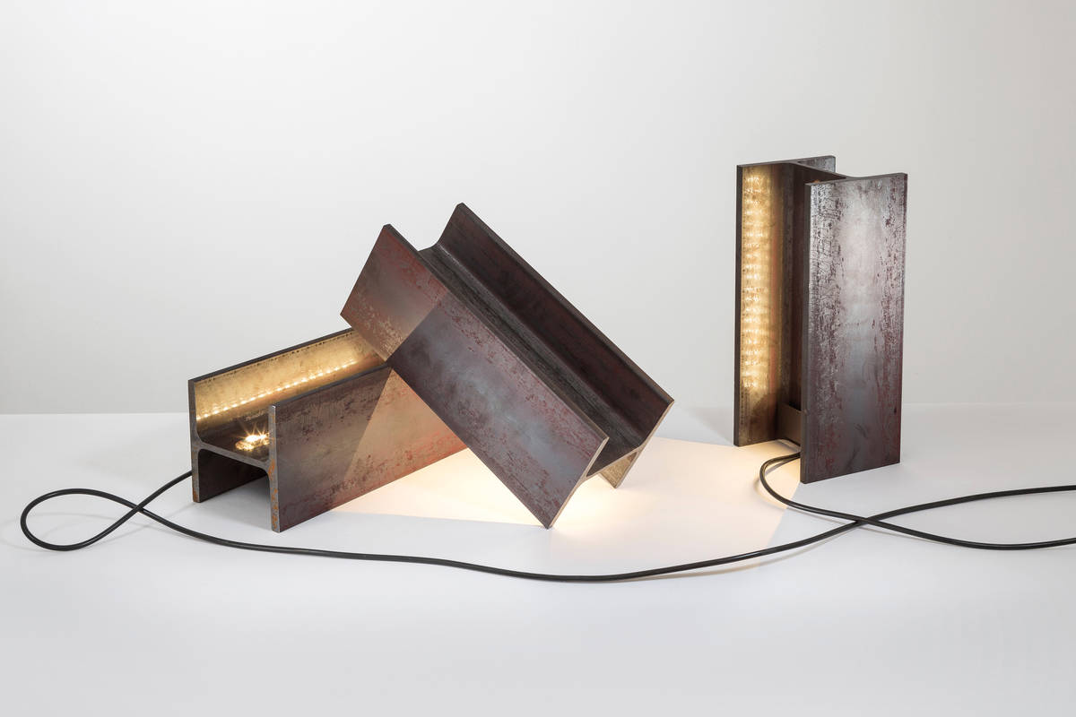 Ein Stück Baustahl?: «Mais plus que cela je ne peux pas» von Rudy Ricciotto sieht auf den ersten Blick aus wie ein Stück von einem Bauträger aus Stahl. Sie ist als Tisch- oder Stehleuchte für innen und aussen gedacht und gibt ein diffuses, warmes Licht. Die Outdoor-Variante ist mit einem Schutzlack versehen. Nemo.