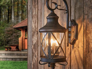 Für Romantiker: Die rustikale, rostbraune Aussenwandleuchte «Romantica» spendet schönstes Zusatzlicht für die Bereiche rund ums Haus. Rüstet man die drei E14-Fassungen im Innern des Lampenschirms mit modernen LED-Leuchtmitteln aus, kombiniert die Leuchte auf faszinierende Weise nostalgisches Design mit topmoderner Lichttechnik. Lampenwelt GmbH.