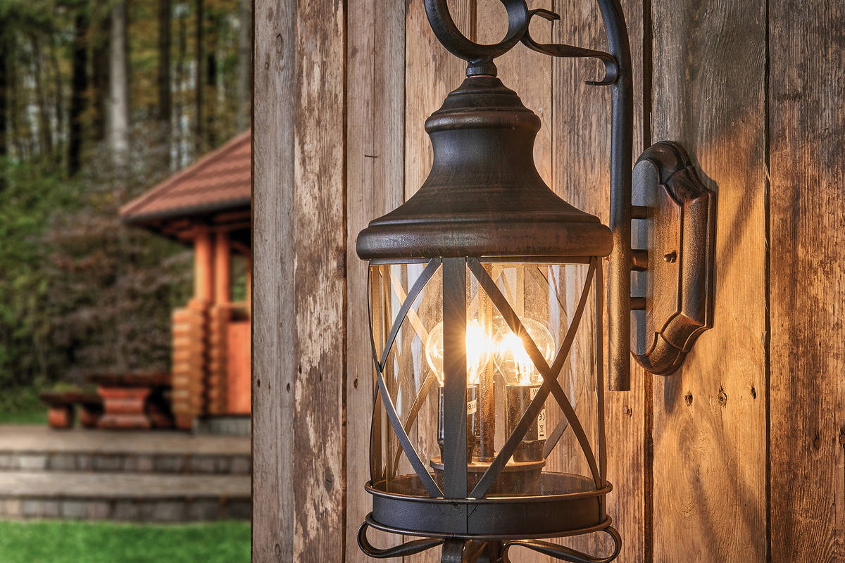 Für Romantiker: Die rustikale, rostbraune Aussenwandleuchte «Romantica» spendet schönstes Zusatzlicht für die Bereiche rund ums Haus. Rüstet man die drei E14-Fassungen im Innern des Lampenschirms mit modernen LED-Leuchtmitteln aus, kombiniert die Leuchte auf faszinierende Weise nostalgisches Design mit topmoderner Lichttechnik. Lampenwelt GmbH.